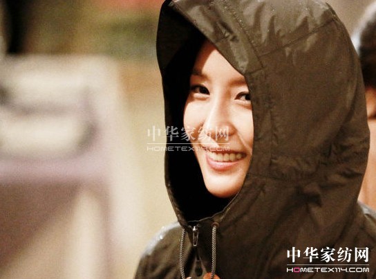 BoA變身雨衣少女徹夜拍攝毫無倦意