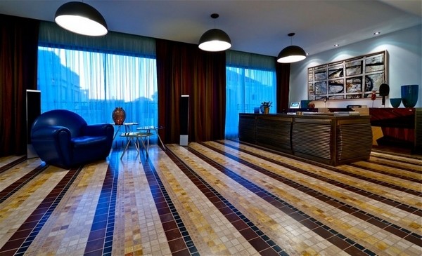 ��ÿ��g��ɫ�г�Mˇ�g�е�סլ