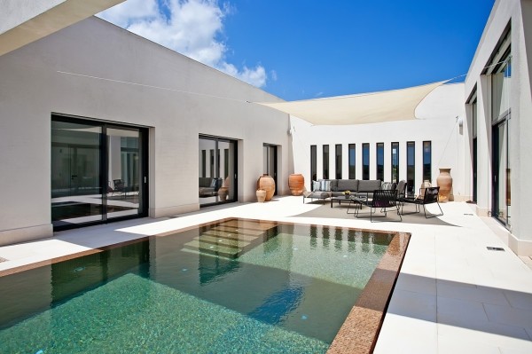 藍天下的西班牙獨特住宅