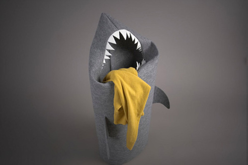 臟衣服通通扔進鯊魚肚