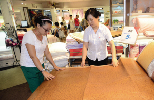 涼席紛紛進(jìn)入打折季 草席價(jià)格高于牛皮席