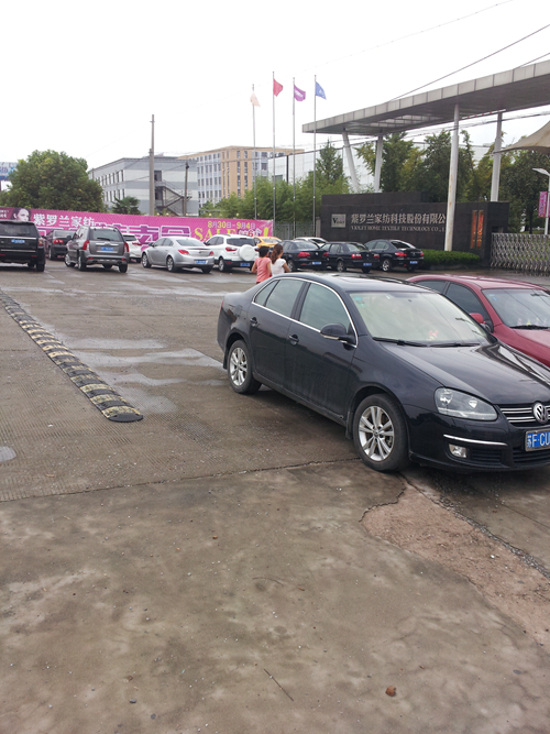 紫羅蘭工廠特賣會 首日喜獲佳績