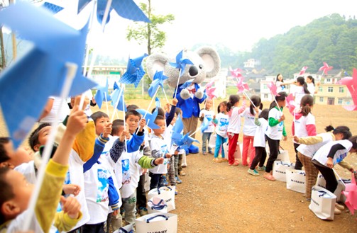 夢潔“六一”助學(xué)臘爾山學(xué)童,三十年持續(xù)推動公益事業(yè)