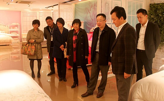 中國(guó)家紡行業(yè)協(xié)會(huì)會(huì)長(zhǎng)楊兆華一行蒞臨堂皇集團(tuán)視察調(diào)研