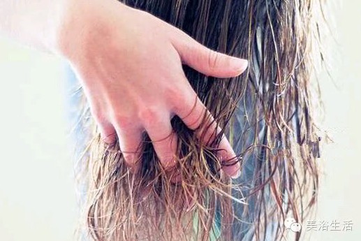 美浴生活:教程——洗澡后如何用浴巾包住頭發